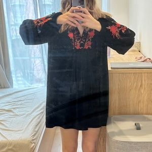 🥀1970s velvet swing dress gold and black embroidery